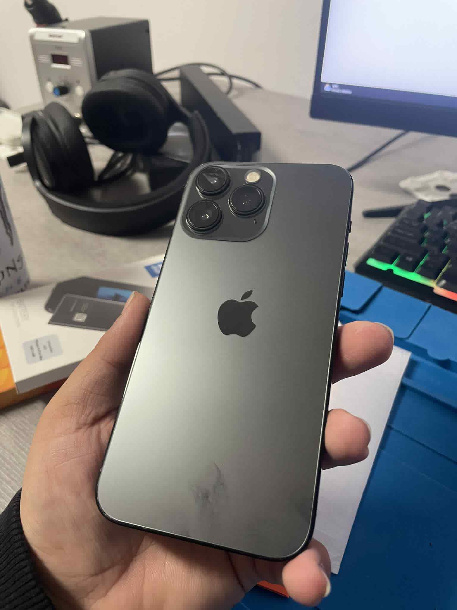 Apple iPhone — nové zadní sklo po opravě